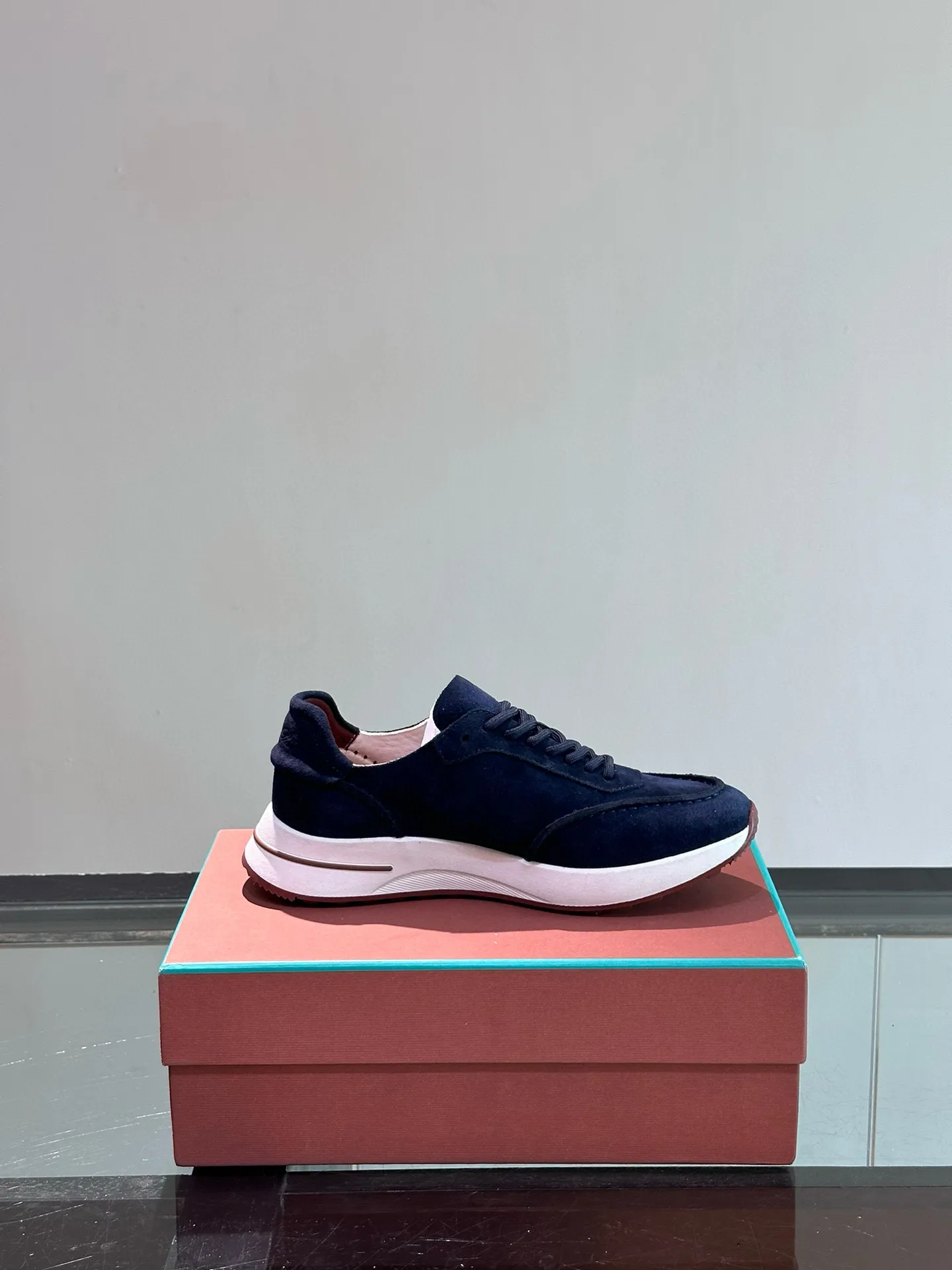 Factory price: 540💰Loro men's shoes💰iana niche Loro classic jogging shoes, men's lace-up casual shoes and sneakers, high-quality lightweight and comfortable fabrics, suitable for outdoor leisure, the color scheme is young and energetic, and it looks great with sportswear or casual suits! Size: 39-46 (customized sizes of 45 and 46 are non-refundable)